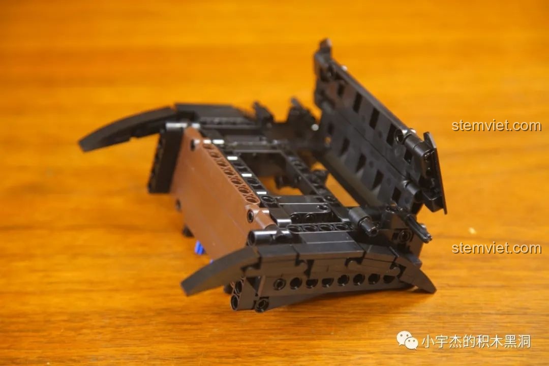 Phần khung sau và sàn xe của mô hình AchKo 50015 đã được lắp ráp gần hoàn chỉnh.