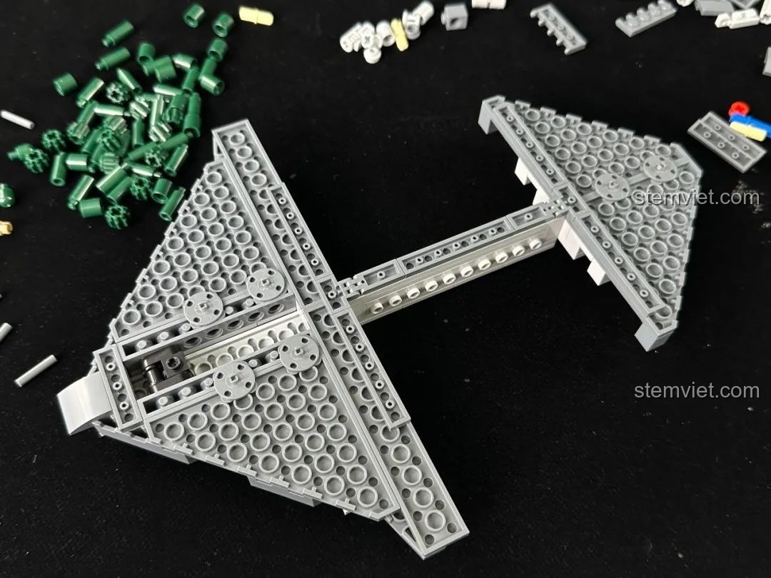 Khung sườn của oanh tạc cơ tàng hình H-20 đang dần được hoàn thiện trong quá trình lắp ráp bộ Panlos Brick 639026.