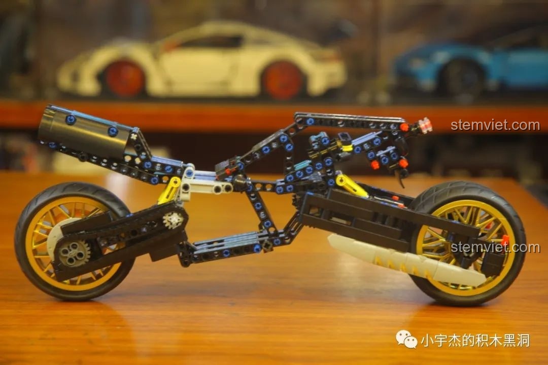 Góc nhìn khác của khung sườn Mô tô Fenrir Sói Lửa Final Fantasy VII KBox 10248, thể hiện cấu trúc Technic phức tạp.