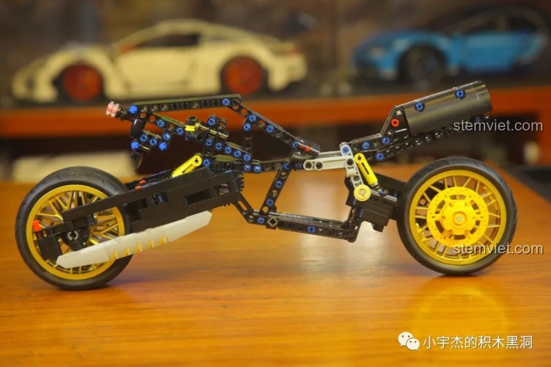 Khung sườn cơ bản của Mô tô Fenrir Sói Lửa Final Fantasy VII KBox 10248 đã được lắp ráp, với các chi tiết Technic.