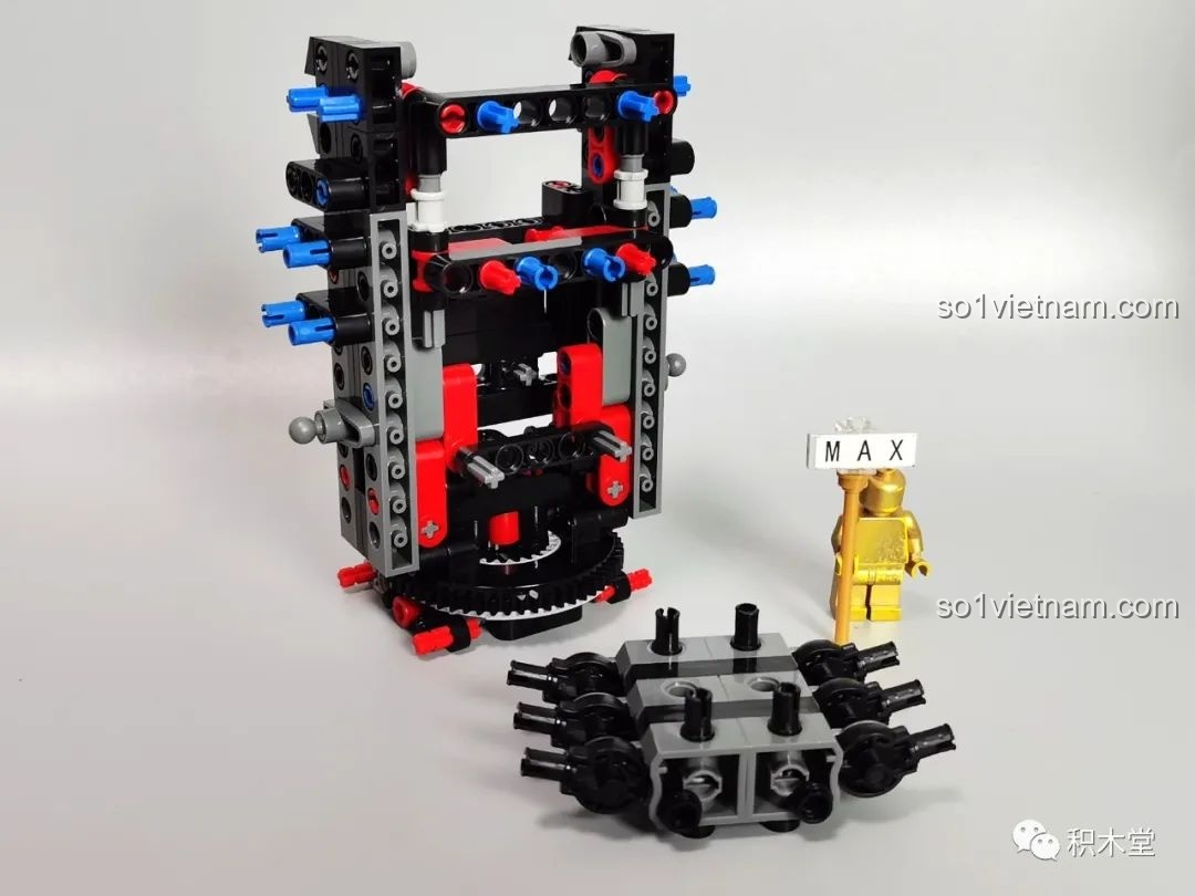 Khung sườn bên trong phần thân của KBOX V5004 Giáp Chống Hulk MK44, sử dụng nhiều chi tiết kỹ thuật để tăng độ bền. Đánh giá KBOX 5004 Hulkbuster MK44 cấu trúc vững chắc.