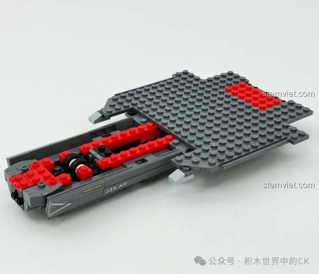 Khung sườn bên trong của mô hình tiêm kích tàng hình J-35 trong bộ đồ chơi mô hình Bộ ba chiến đấu cơ hải quân 202257.