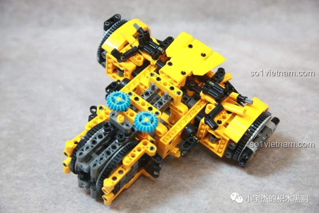 Phần khung thân của robot Bumblebee được hoàn thiện từ túi số 1, với cấu trúc Technic phức tạp và chắc chắn.