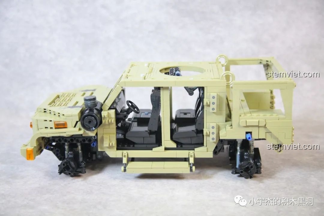 Khung thân xe JLTV đã được lắp ráp hoàn chỉnh, sẵn sàng cho các bước tiếp theo như lắp cửa, nóc.