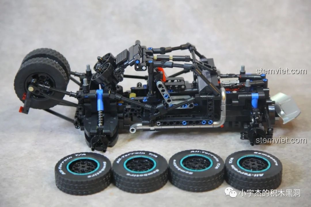 Khung xe SEMBO 715006 chuẩn bị được lắp 4 bánh xe chính.