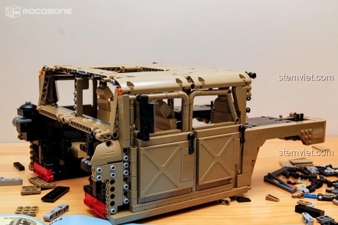 Khung xe Humvee H1 đang được lắp ráp.