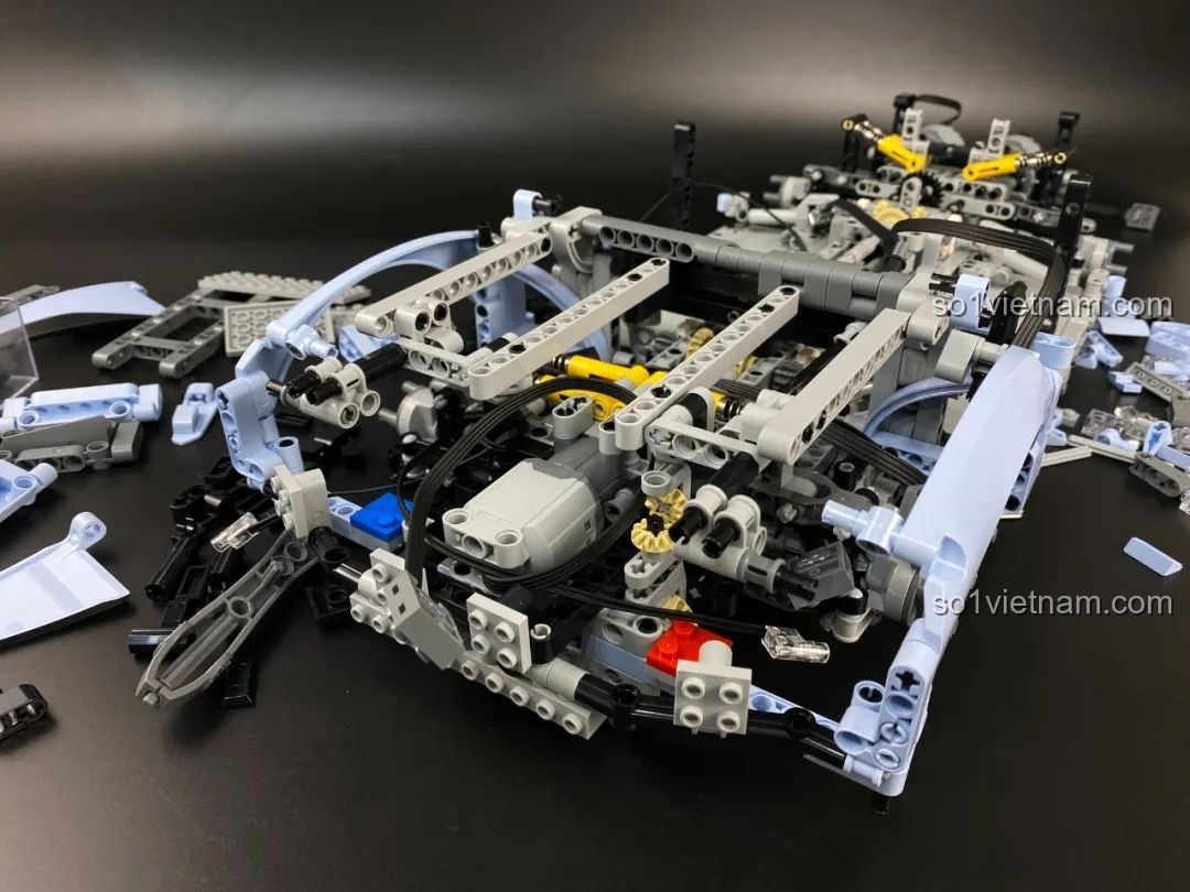 Khung xe đang trong quá trình lắp ráp của bộ lắp ráp xe HiPhi Z Pixel Sci-Fi Car Model của Pantasy