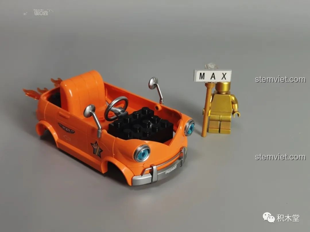 Khung xe Decepticons 74016 Enlighten sau khi lắp ráp các mảnh cơ bản.