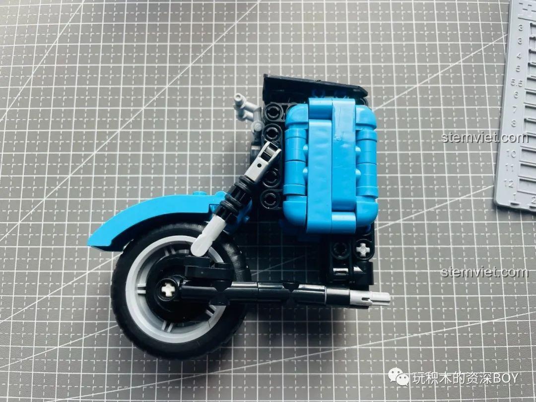 Cận cảnh phần khung xe dưới của bộ lắp ráp xe điện ZHEGAO QL1266, chi tiết kỹ thuật.