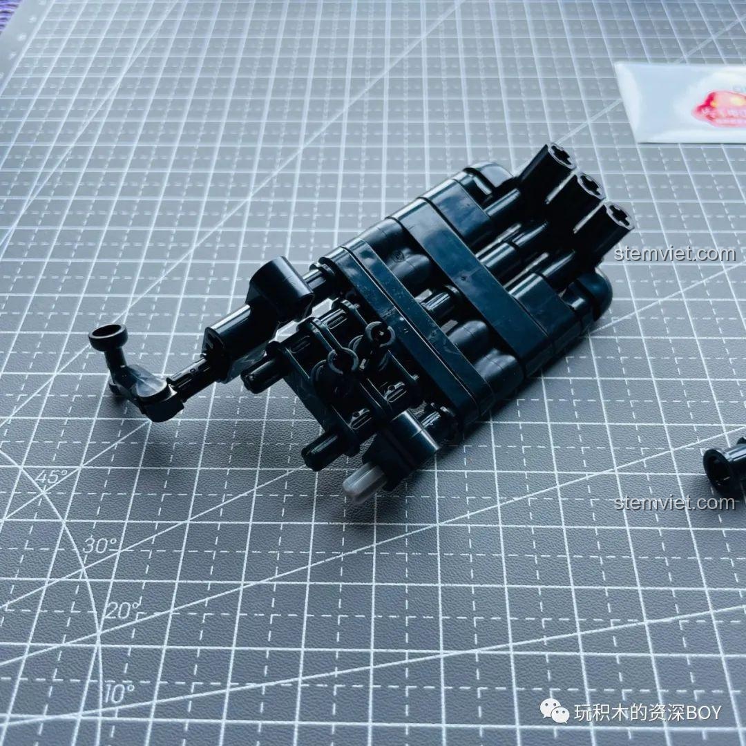 Khung xe điện ZHEGAO QL1267 đang được lắp ráp, thể hiện cấu trúc cơ bản của mô hình.