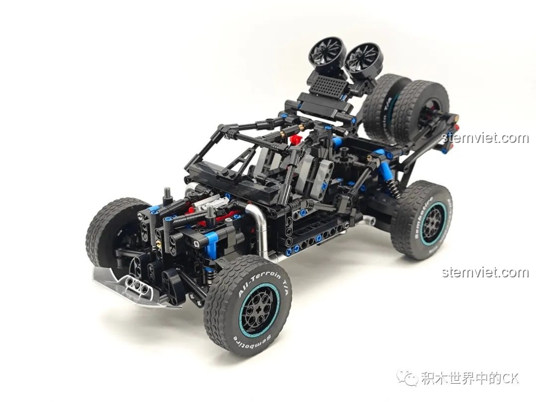 Khung xe SEMBO 715006 hoàn chỉnh với bánh xe, sẵn sàng cho các bước lắp ráp thân vỏ tiếp theo.