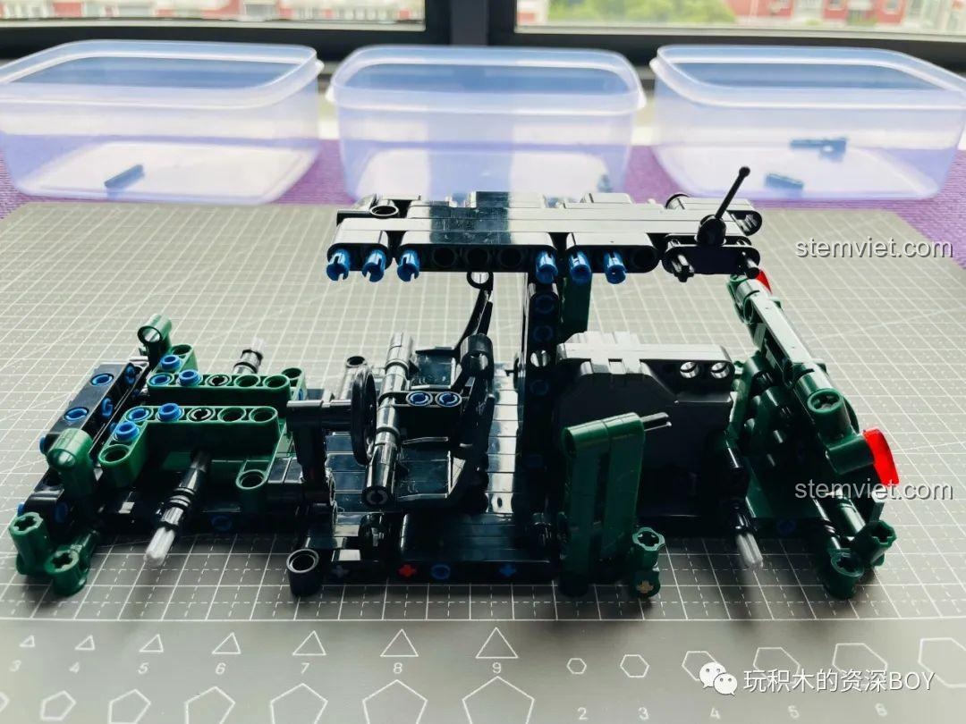 Khung xe đã hoàn thành từ phần 1, chuẩn bị cho việc lắp các tấm ốp màu xanh lá.