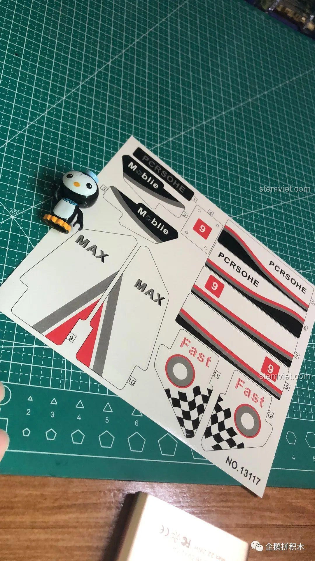 Khung xe của bộ lắp ráp Mould King 13117 F1 Xe Đua đang dần hoàn thiện, hình dáng xe bắt đầu rõ nét.