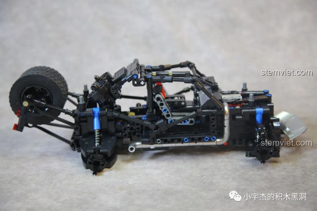 Góc nhìn nghiêng của khung xe SEMBO 715006, thể hiện rõ các chi tiết kỹ thuật phức tạp.