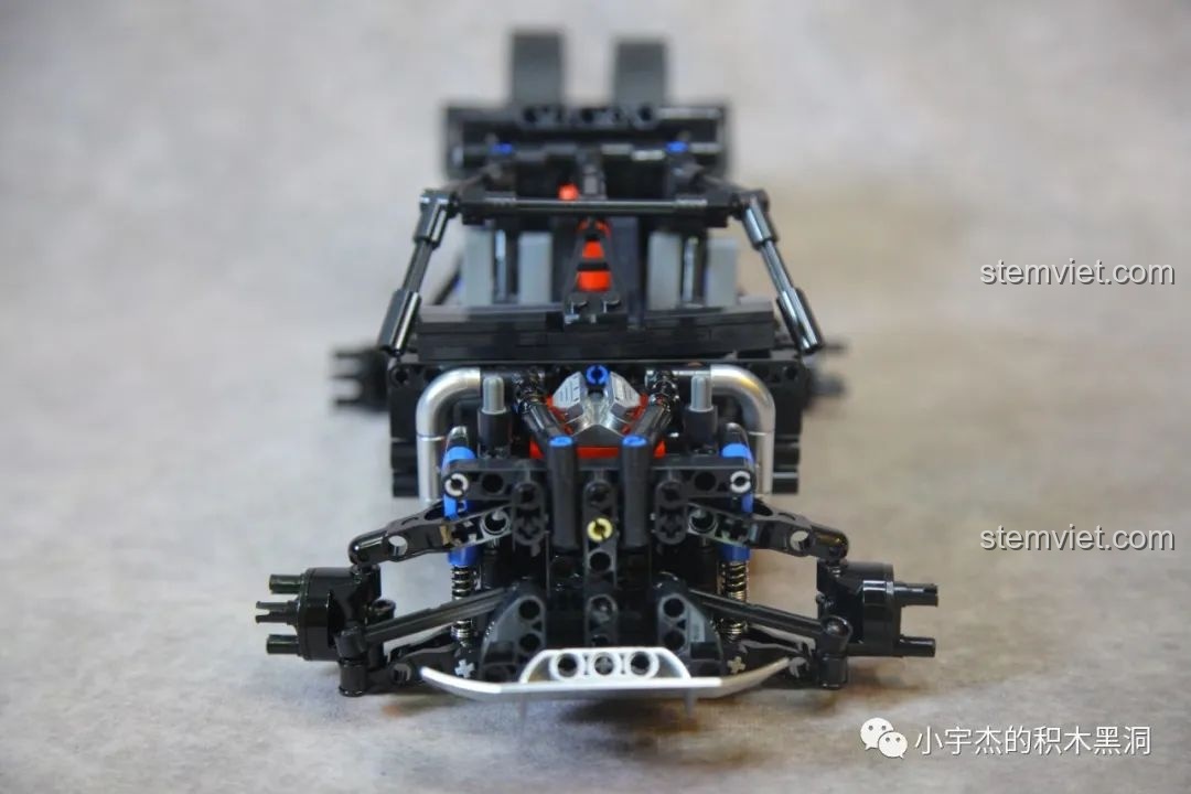 Góc nhìn từ phía trước của khung xe SEMBO 715006, khoe hệ thống treo và cản trước.