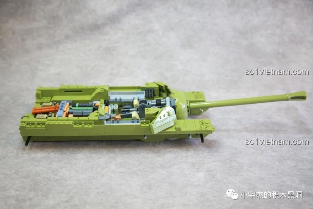 Khung xe tăng T28 sau khi đã gắn nòng pháo và cơ cấu khóa nòng bên trong.