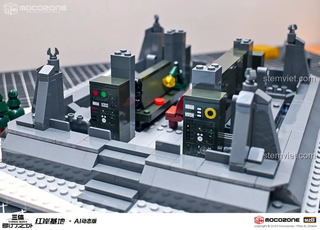 Khung xương ăng-ten radar khổng lồ của mô hình Hồng Ngạn Cơ Địa (Red Coast Base) Tam Thể đang được lắp ráp.