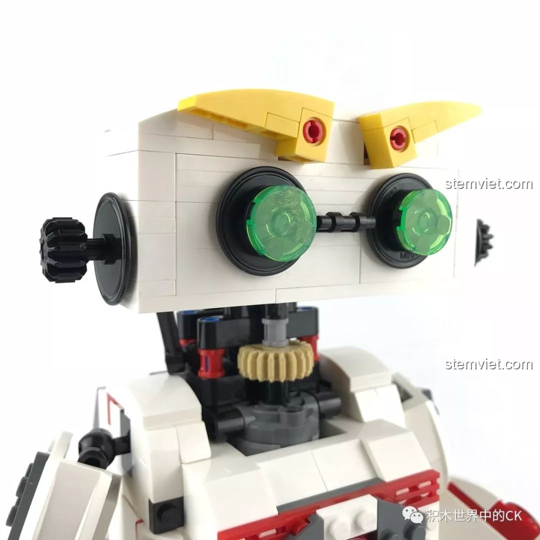 Cận cảnh khuôn mặt biểu cảm của robot KAKA với cặp lông mày vàng có thể điều chỉnh để tạo các cảm xúc khác nhau.