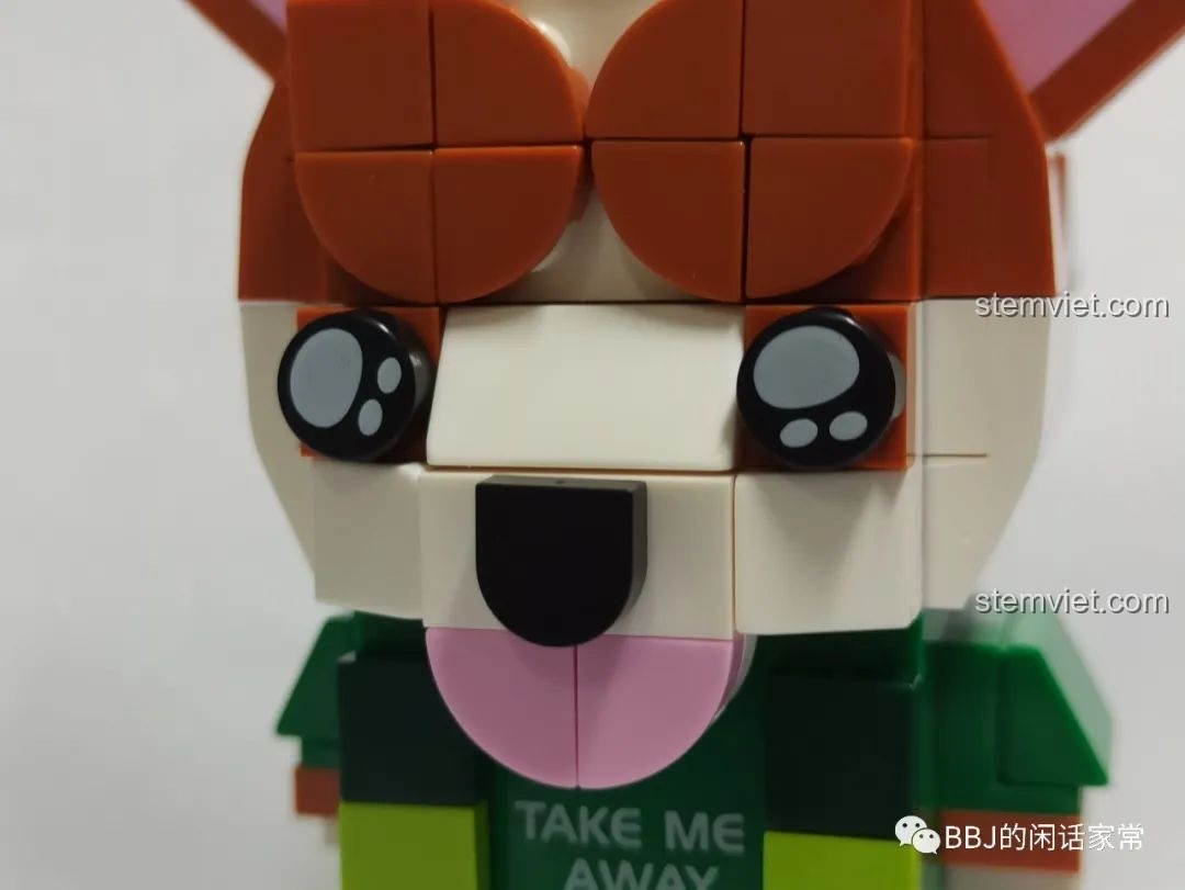 Cận cảnh khuôn mặt ngộ nghĩnh của Figure chó phong cách GUDI 53003, với đôi mắt, mũi và chiếc lưỡi hồng đáng yêu.