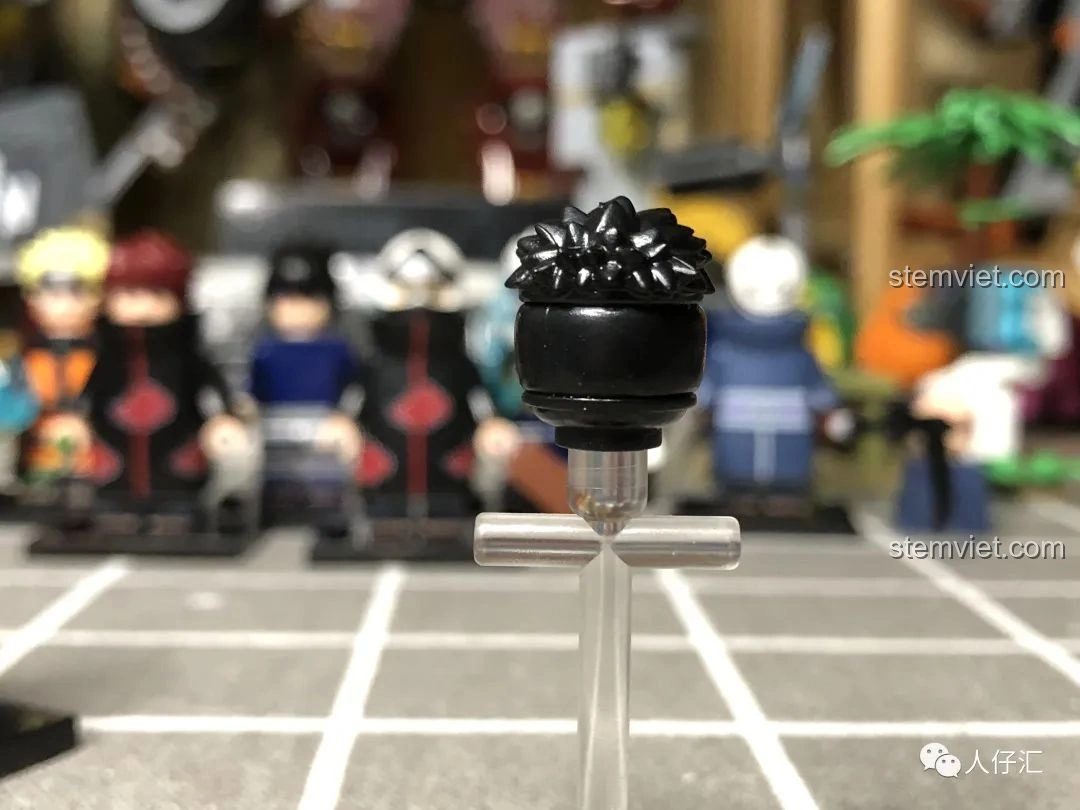 Khuôn mặt của Minifigure Deidara WM2095 với mắt trái đeo kính viễn vọng.