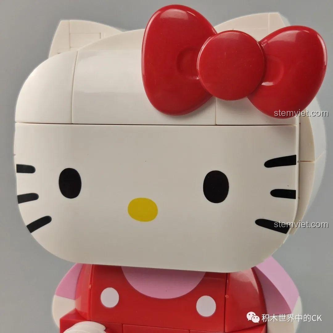 Cận cảnh khuôn mặt và chiếc nơ đỏ của đồ chơi mô hình Keeppley K 20801, chi tiết in sắc nét.