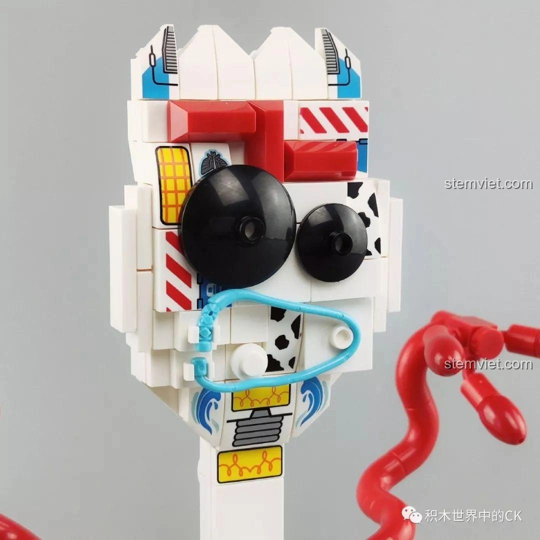 Cận cảnh khuôn mặt của mô hình Forky từ bộ lắp ráp SY1448 Toy Story 4, với đôi mắt to, miệng cười và chi tiết in ấn.