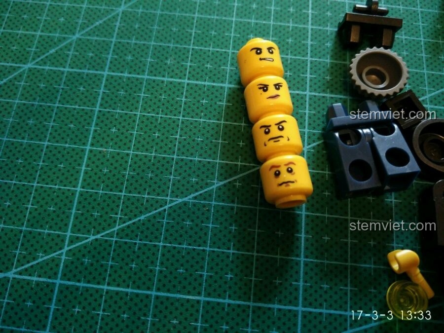 Cận cảnh các khuôn mặt minifigure của bộ xếp hình Xe Cảnh Sát Di Động GUDI 9316, với nhiều biểu cảm khác nhau.