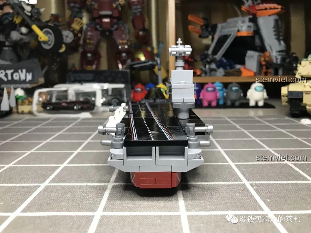 Cận cảnh khuôn mặt và mũ của minifigure thủy binh, với chi tiết in ấn sắc nét trên mũ và biểu cảm gương mặt.