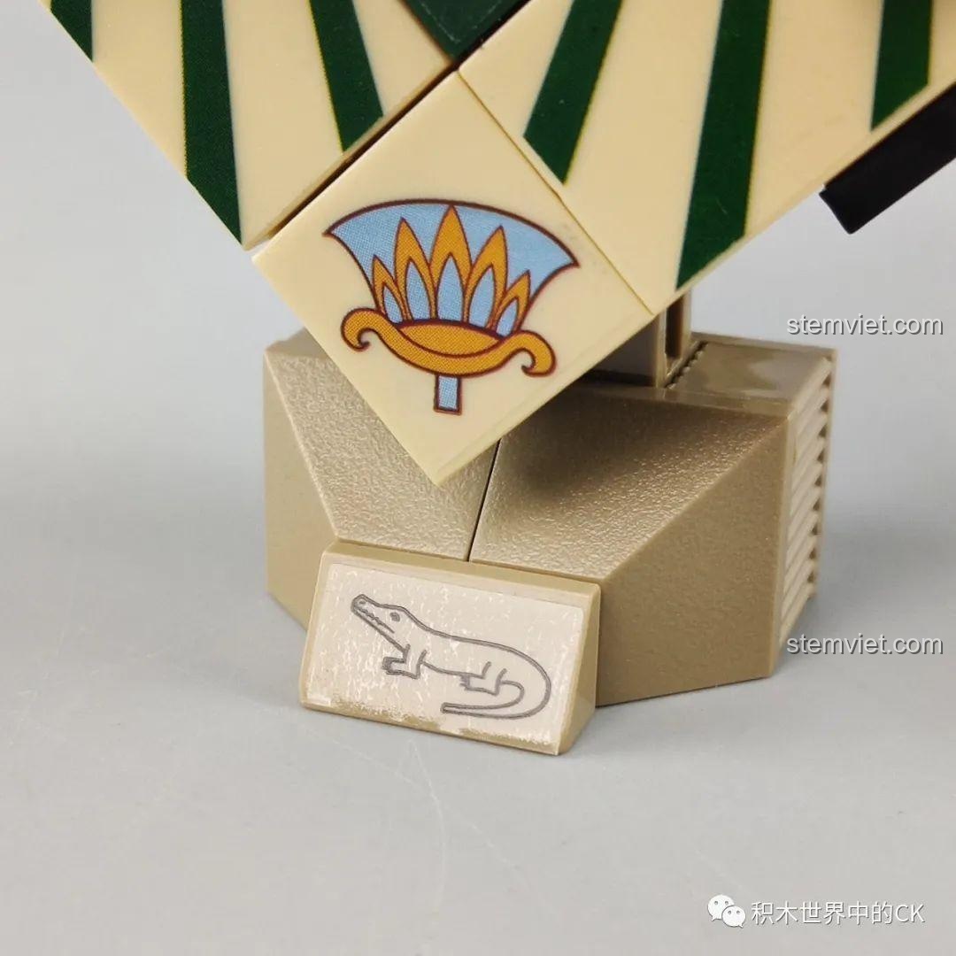 Cận cảnh khuôn mặt của mô hình Thần Anubis, với đôi mắt to tròn và biểu cảm ngộ nghĩnh, từ bộ lắp ghép Thần Anubis CW2002 A.