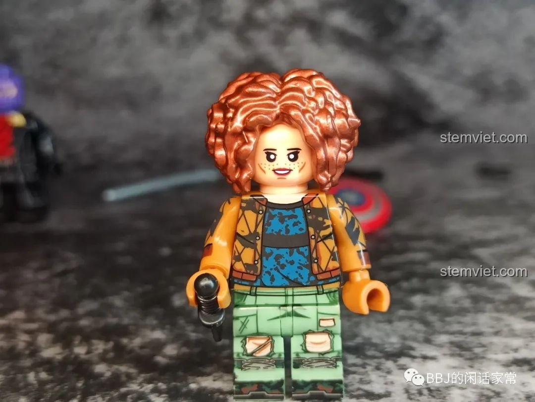 Khuôn mặt thứ hai của minifigure Karli Morgenthau WM2167, không có mặt nạ và có tàn nhang.