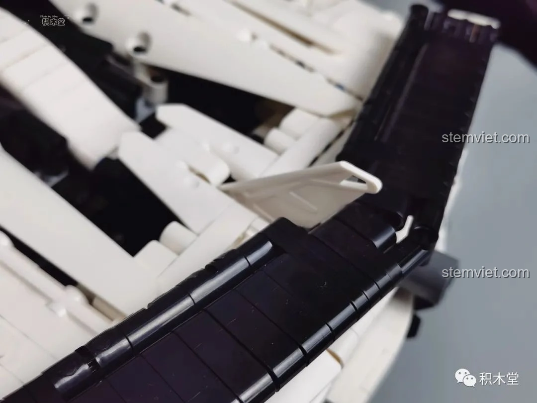 Đo chiều dài của mô hình Feifan F10002 Lamborghini Aventador SVJ Roadster, đạt 61cm.