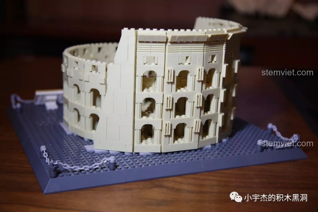 Mô hình WANGE 5225 Đấu trường Colosseum La Mã đặt cạnh một mô hình khác để so sánh kích thước, tương đương Nhà hát Opera Sydney.