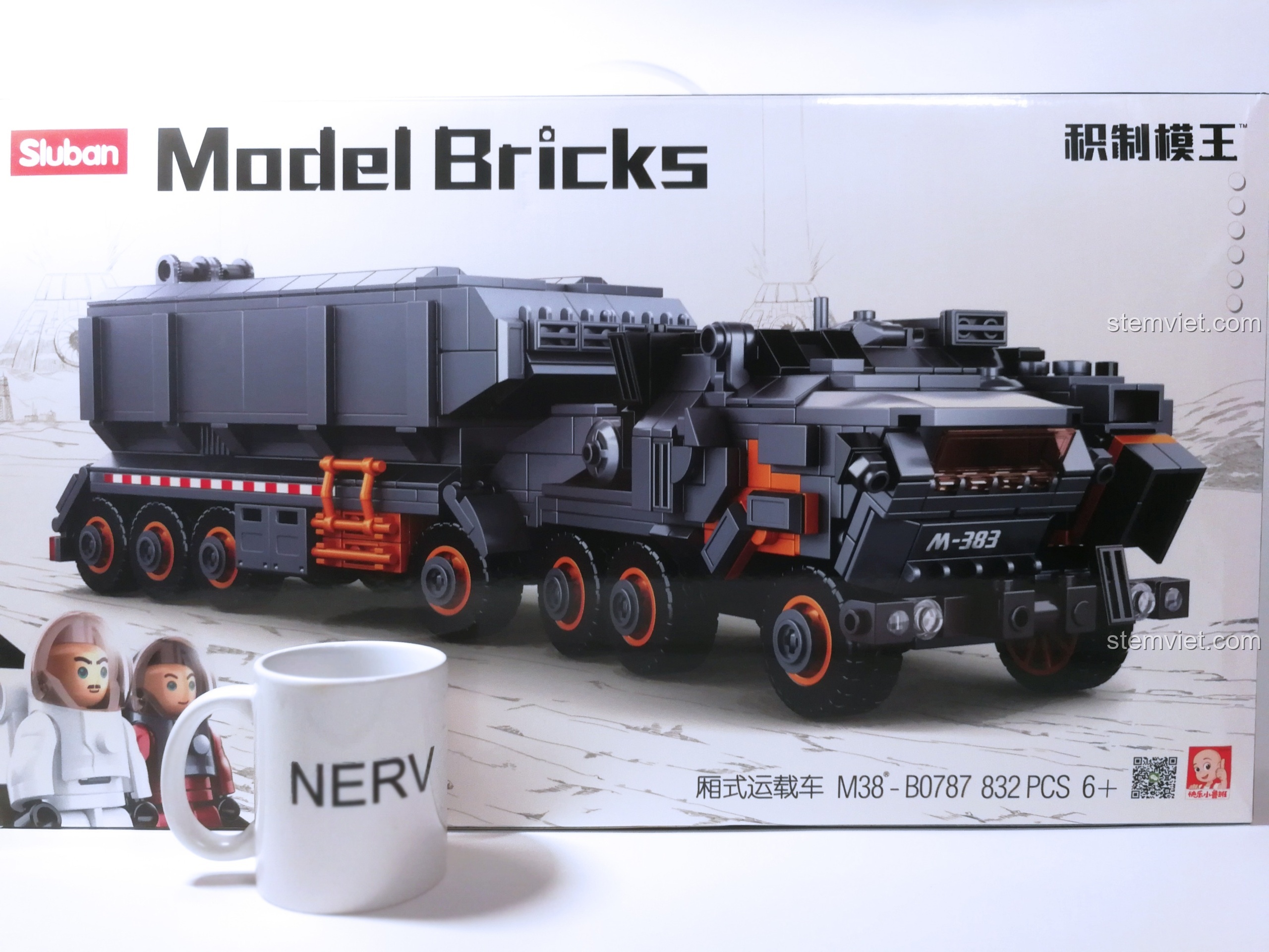 So sánh kích thước hộp đồ chơi Sluban 787 Cỗ Máy Vận Chuyển Khổng Lồ với một chiếc cốc để thấy độ lớn của sản phẩm.