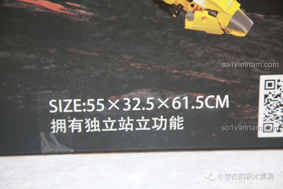 Thông số kích thước 55 x 32.5 x 61.5 cm của mô hình Robot Bumblebee DJ-Rambo Man được in trên hộp.