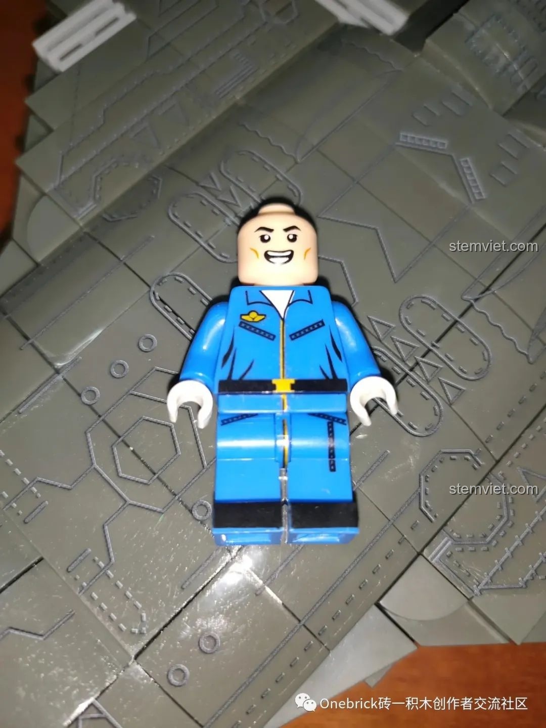 Góc nhìn khác của mô hình CAYI 2254 J-20 hoàn chỉnh, thể hiện rõ các chi tiết thiết kế.