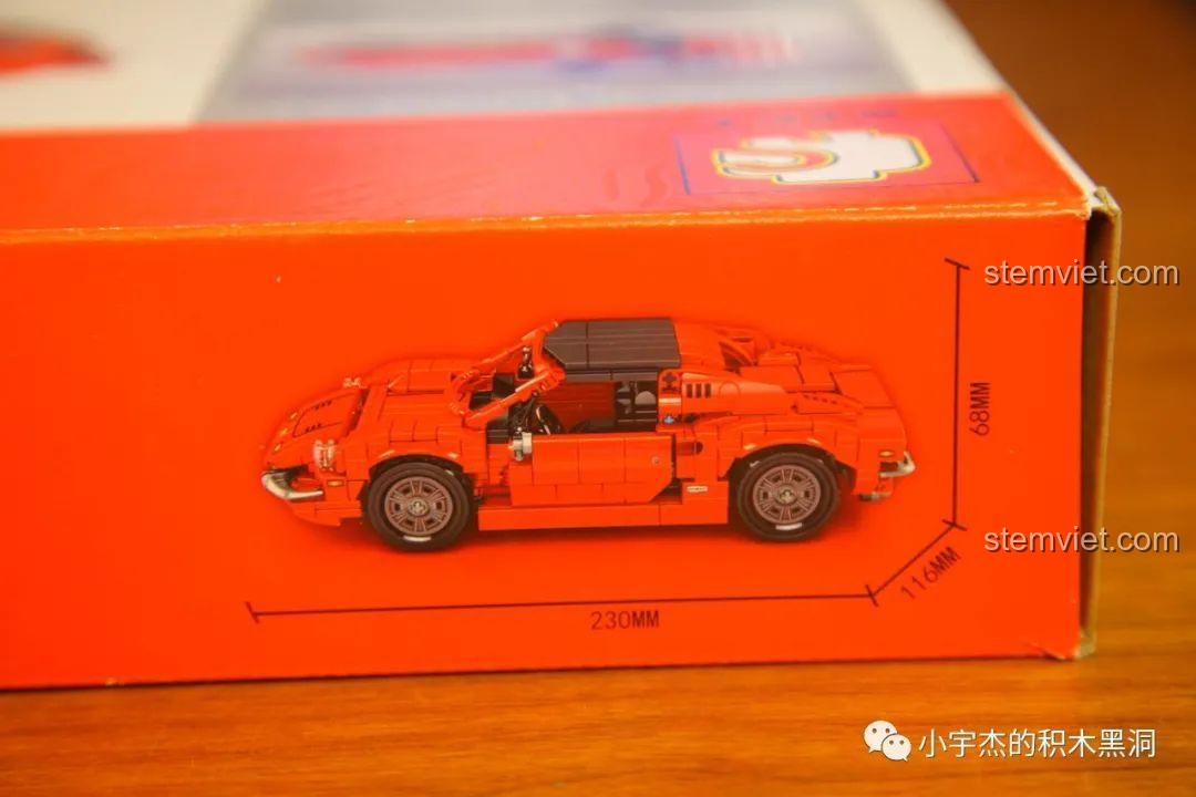 Kích thước mô hình Ferrari Dino 246 GTS hoàn chỉnh được in trên hộp sản phẩm SEMBO.
