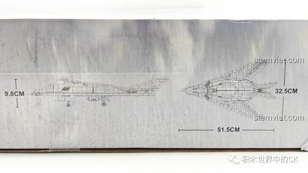 Thông số kích thước của mô hình Máy bay ném bom tàng hình F-117A được in trên cạnh hộp, dài 51.5cm, cao 9.8cm, rộng 32.5cm.