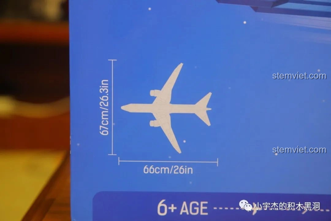 Thông số kích thước mô hình máy bay Boeing 787 Dreamliner 80009 trên hộp, dài 67cm, rộng 66cm.