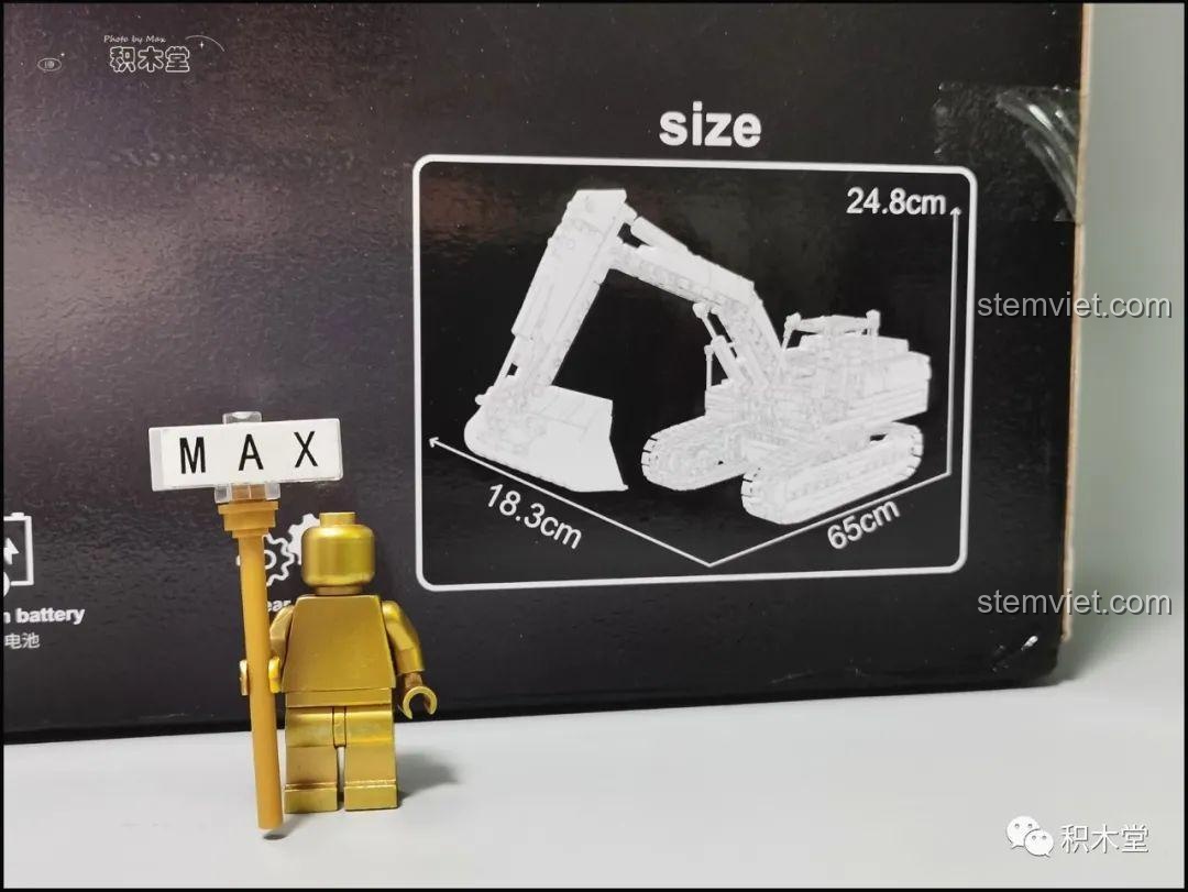 Chi tiết kích thước mô hình máy xúc Taigaole T4001: dài 65cm, rộng 18.3cm, cao 24.8cm.