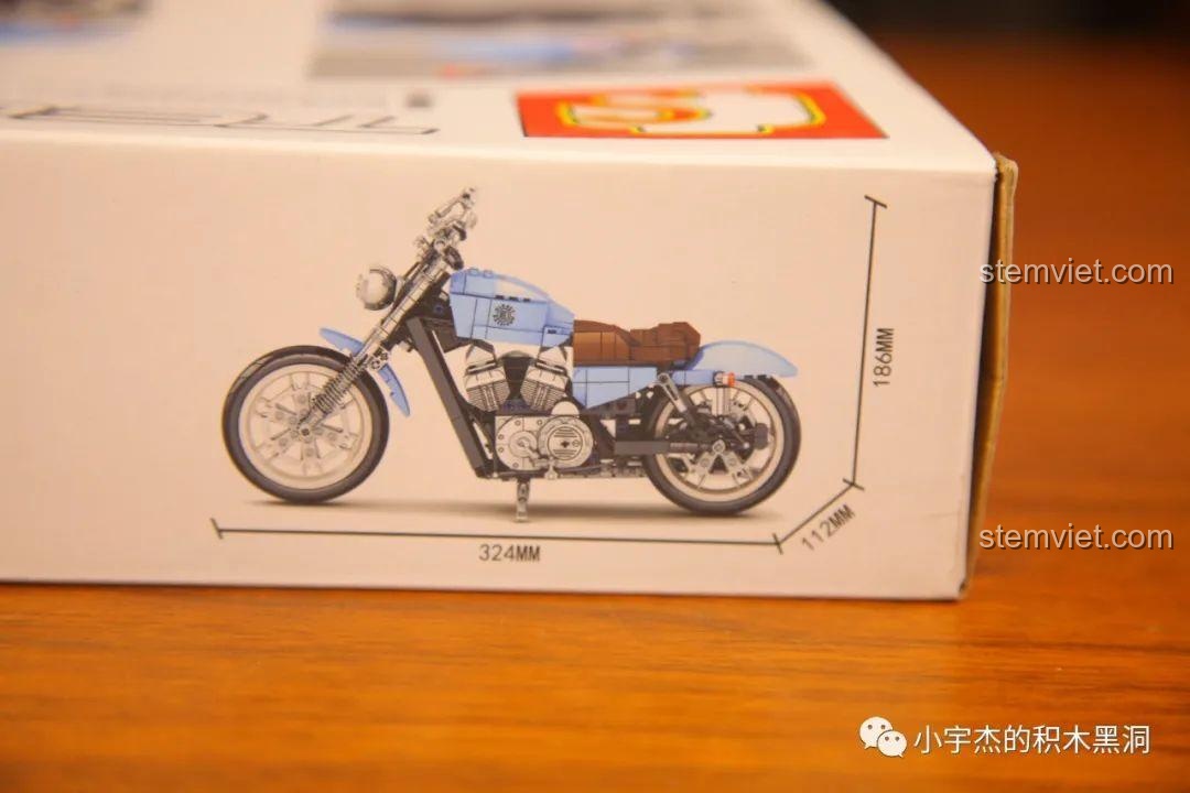 Kích thước mô hình hoàn thiện của bộ lắp ráp SEMBO 701714 được ghi rõ trên cạnh hộp.