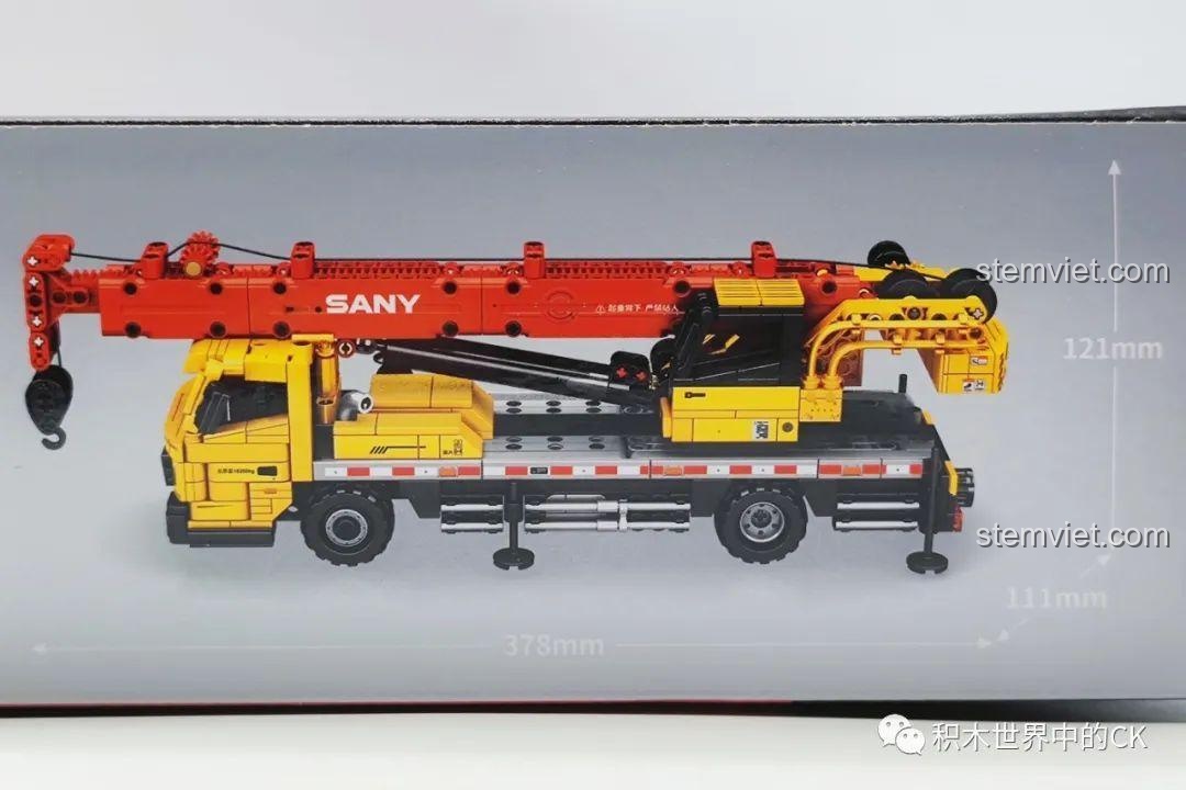 Thông số kích thước của mô hình Xe Cẩu Tải SANY 712022 được in trên cạnh hộp, dài 37.8cm.