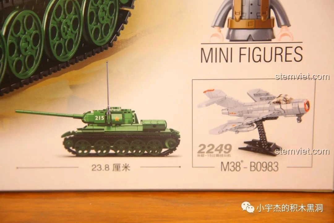 Kích thước mô hình xe tăng 215 Sluban M38-B0982 hoàn chỉnh (23.8cm) và gợi ý kết hợp với máy bay MiG-15.