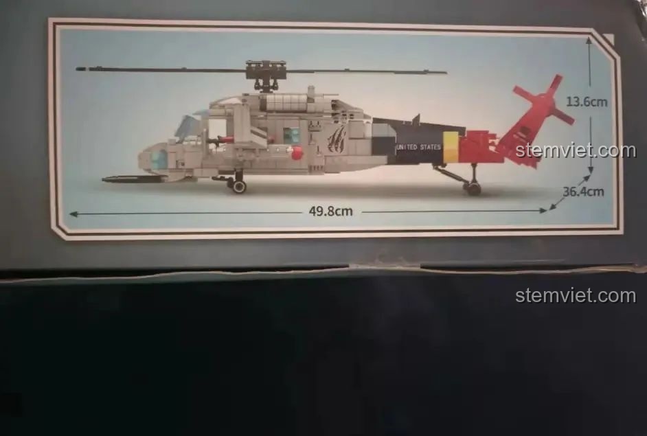 Cận cảnh thông số kích thước của mô hình Trực thăng vận tải UH-60 C0897 được in trên vỏ hộp.