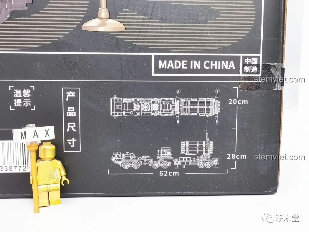 Thông số kích thước của mô hình Xe Tải Tên Lửa M983 628014 được in trên hộp, dài 62cm.