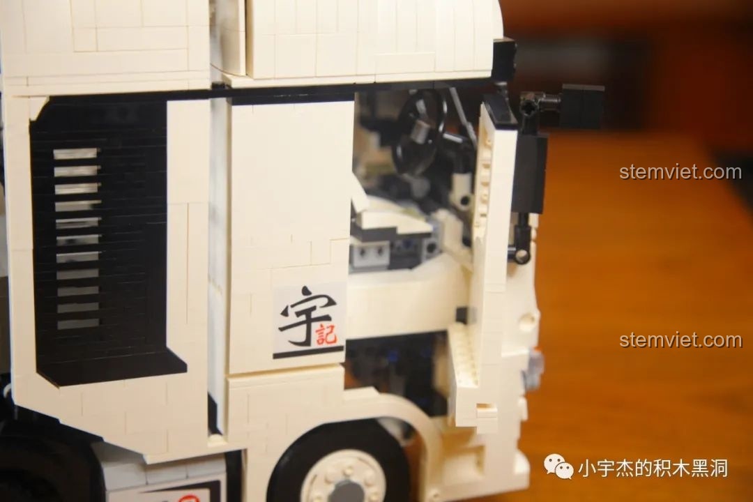 Mô hình Xe Đầu Kéo Mercedes-Benz Actros 4163 ShineYU YC-QC007 nổi bật về kích thước khi đặt cạnh một mô hình xe tải khác.