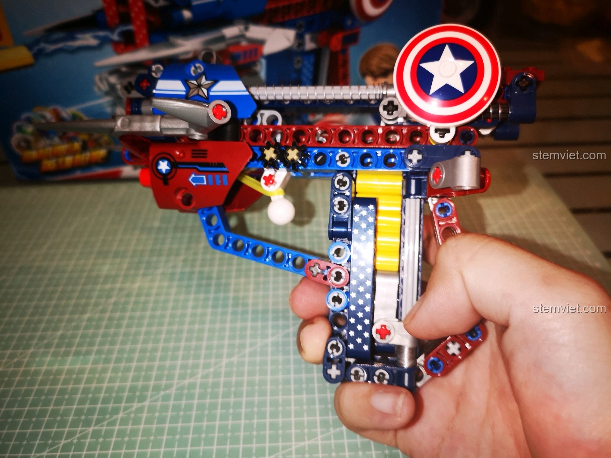 Thử cảm giác cầm nắm và bóp cò của súng đồ chơi SY 7018C, cho thấy kích thước khá lớn.