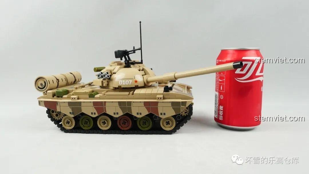 Mô hình xe tăng 88A Sembo 203127 đặt cạnh lon nước ngọt, giúp người xem dễ dàng hình dung kích thước thực tế của bộ lắp ráp.