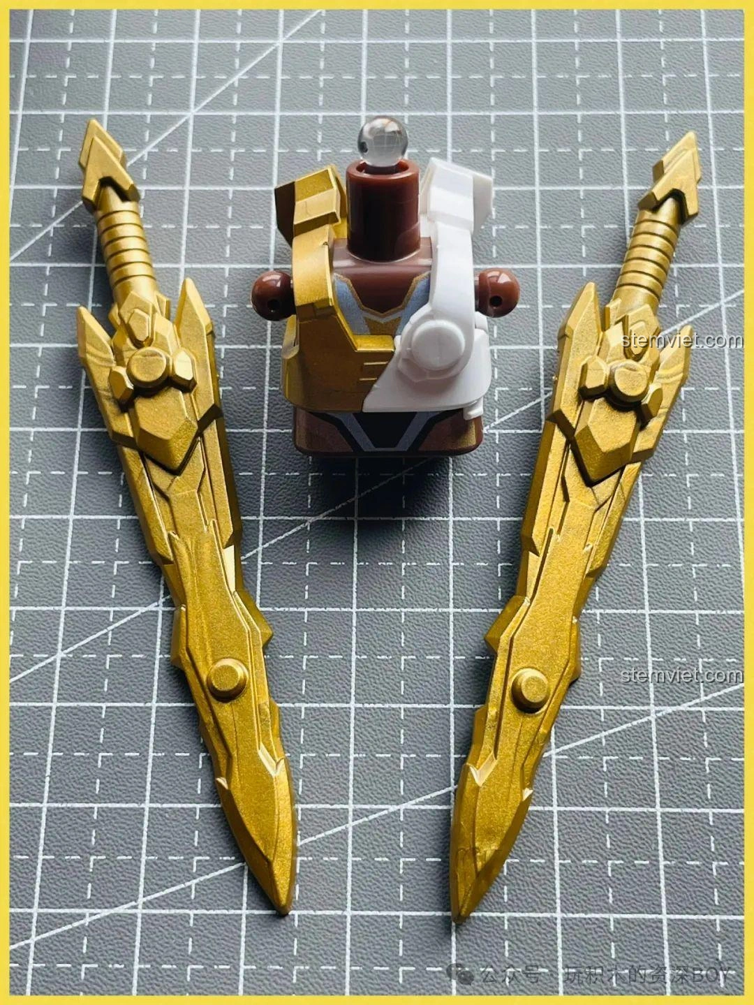 Cặp kiếm đôi Hoàng Long, phụ kiện của mô hình Lưu Bị Chiến Giáp BLOKEES, có thể kết hợp thành kiếm lớn.