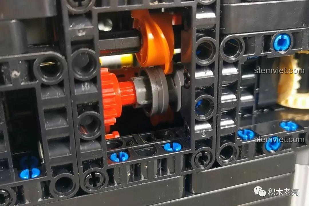 Kiểm tra bánh răng và cơ cấu sang số ở trạng thái tốc độ cao của mô hình Lamborghini Aventador SVJ Roadster LZ2101. Review Lezhuang LZ2101.