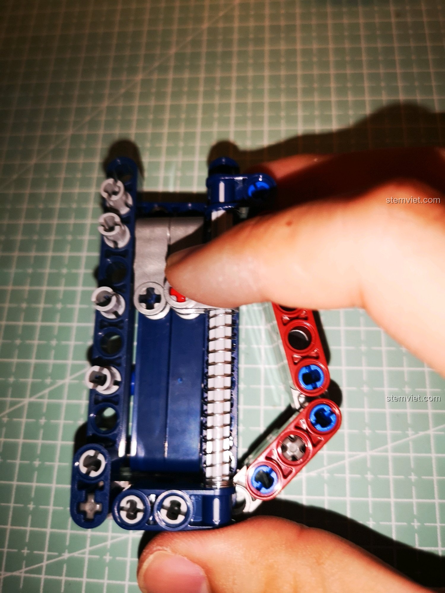 Kiểm tra hoạt động của cơ cấu trượt sau khi lắp vào khung báng súng của mô hình SY 7018C.